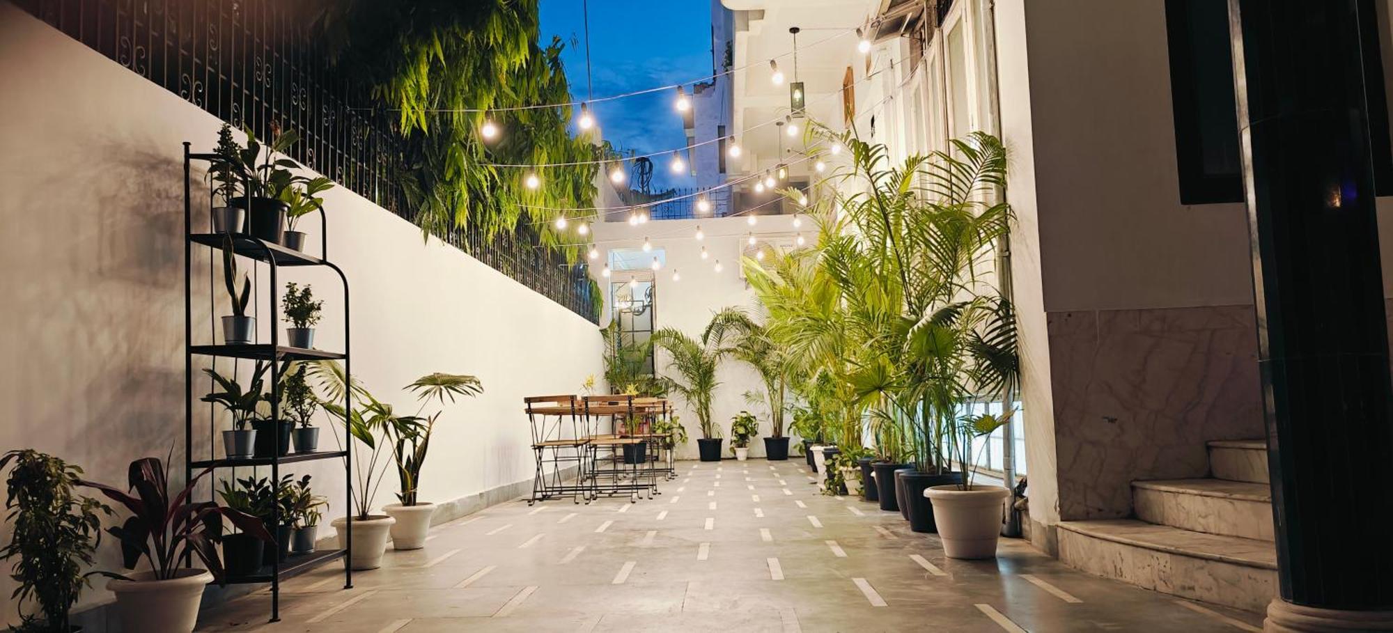 Poshtel Vns Lägenhet Varanasi Exteriör bild